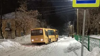 В Рязани на улице Предзаводской застрял школьный автобус