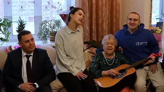 Дмитрий Наумов поздравил участницу ВОВ, играющую на гитаре, со столетием
