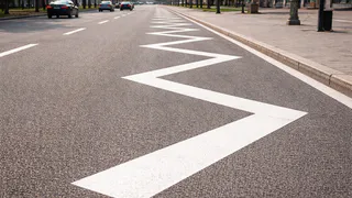 Многие водители игнорируют эти линии — а зря: последствия могут удивить