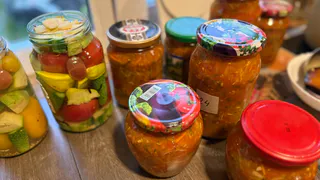 Такую аджику на зиму из красного болгарского перца закрываю по 30 банок - всегда улетает зимой на ура. Все подруги просят этот рецепт