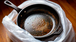 Кладу сковороду в полиэтиленовый пакет, нагар отлетает в миг, больше ничего не прилипает — любуюсь отражением