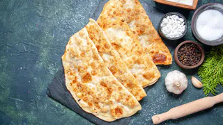Чебуреки, от которых невозможно оторваться: рецепт идеального теста с хрустящей корочкой и воздушными пузырьками