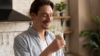 Не чай, не кофе, не какао: ученые назвали лучший напиток для утра — делает кожу лучше и поддерживает здоровье кишечника