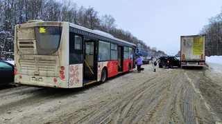 Во Владимире столкнулись легковушка, грузовик и рейсовый автобус