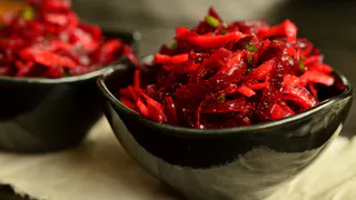 1 ст.л. в кастрюлю - и свекла будет мягкая, сладкая, не "водянистая": варю за 7 минут — не теряет цвет и пользу 