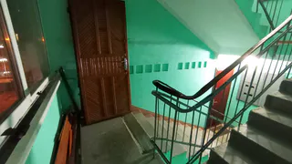 Всегда думала, что полосы на лестнице нарисованы для красоты. Но старая уборщица смогла объяснить - для чего они на самом деле