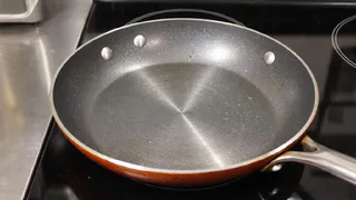 Кладу сковороду в полиэтиленовый пакет, и нагар отлетает моментально - любуюсь своим отражением