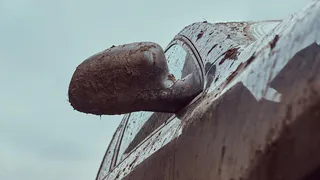 Под Муромом легковушка на скорости въехала в столб