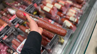 «Не берите эту колбасу даже бесплатно»: Росконтроль назвал марки, которые оказались подделкой