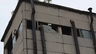 ЧП на Комбайновом заводе - 60-летнего мужчину придавило бетонным козырьком