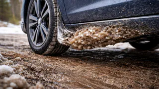 Снежные глыбы на порогах и брызговиках исчезнут навсегда – если знать об одном дешёвом средстве