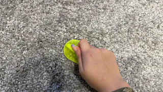 Провожу по ковру этим предметом, и грязь исчезает за секунды: самый быстрый способ очистить покрытие как в химчистке   