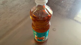 Заливаю уксус в рулон туалетной бумаги: хитрый трюк заменяет при уборке половину бытовой химии 