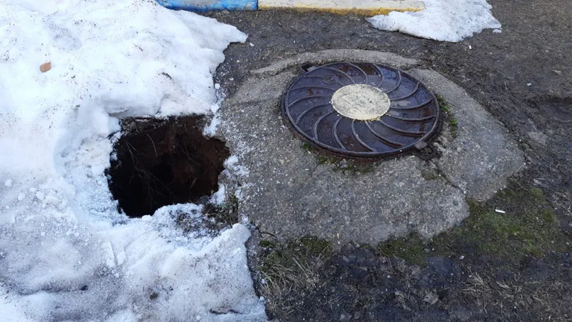 В Нижнекамске на детской площадке образовалась огромная яма