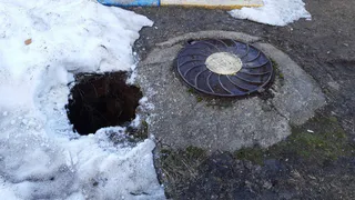 В Нижнекамске на детской площадке образовалась огромная яма 