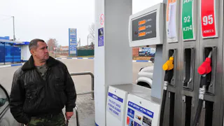 Цена на бензин превысила "психологическую отметку"