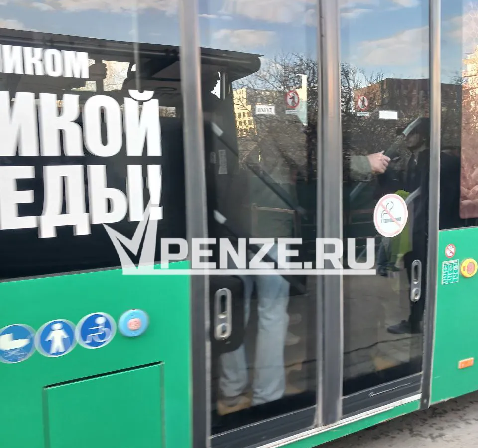 «Люди теряют сознание»: жители Ахун жалуются на переполненный 93 автобус