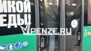 «Люди теряют сознание»: жители Ахун жалуются на переполненный 93 автобус