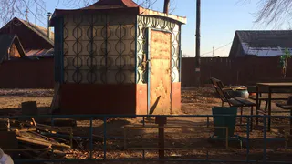 Бомжи сделали убежище в беседке и повесили на двери замок