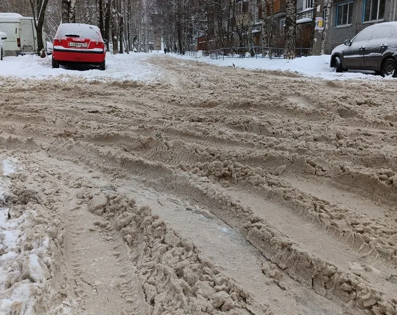 Снежные баррикады на улице Димитрова: пешеходы и водители в отчаянии
