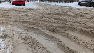 Снежные баррикады на улице Димитрова: пешеходы и водители в отчаянии