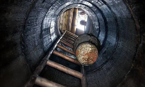 Трагедия: ребенок погиб, упав в сточный колодец