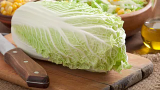 «Сметете» всю пекинку на прилавках: вкусный и сытный салат на скорую руку — 10 минут и наслаждайтесь