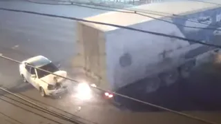 Капот в мясо: на Московском шоссе столкнулись фура и легковушка