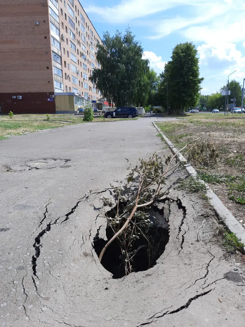 В Нижнекамске в асфальте вновь образовалась дыра