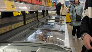 Чижик переманил всех пенсионеров из Пятерочки: вот на чем экономит соседка-пенсионерка в супермаркете 