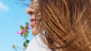 Сыплю 1 ложку в шампунь: волосы объемные у корней и остаются чистыми почти неделю - любимый секретный лайфхак