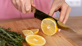 Разрезанный лимон всегда будет свежим: воспользуйтесь этим простым способом хранения