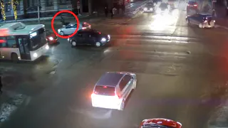 В центре Рязани сбили пешехода - пострадавший убежал с места ДТП. Видео