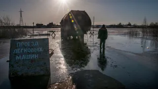 МЧС запустил движение по понтонному мосту у Фатьяновки