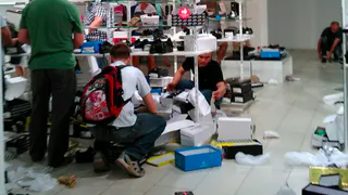 Погром в обувном магазине - хотели устроить распродажу, но что-то пошло не так