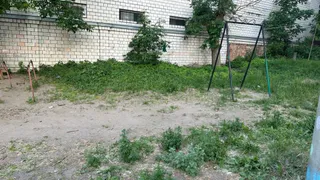 Жители Брянска возмущены аварийной детской площадкой  на улице Урицкого