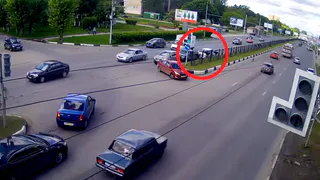 Водитель «Жигулей» решил покрасоваться, перестроившись через ряд, и попал в аварию - видео