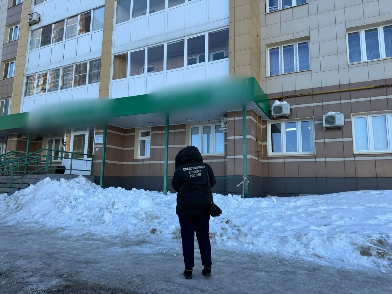 В Татарстане во время схода снега с крыши пострадал 5-месячный ребенок, которого мать привезла на коляске в поликлинику