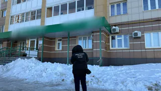 В Татарстане во время схода снега с крыши пострадал 5-месячный ребенок, которого мать привезла на коляске в поликлинику