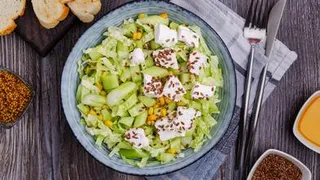 Преобразите салат нежирным сыром