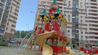 Суд взыскал с администрации Тумы в Рязанской области 500 тыс. за травму ребенка на площадке