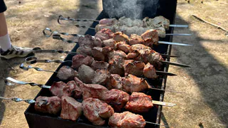 Вот как грузины маринуют мясо для шашлыка - забудьте навсегда об уксусе, майонезе и соевом соусе. Просто тает во рту