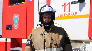 В Коми пожарного облили из брандспойтов