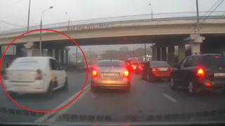 Такси, лети! В сети появилось видео, как таксист ехал на высокой скорости по встречке