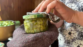 Нашла рецепт маринованных огурчиков прямо как в Макдональдс — те самые хрустящие, кисленькие и с ярким вкусом