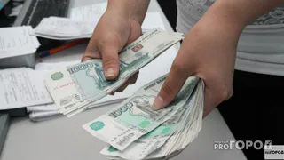 Кому в России увеличат зарплату с 1 января