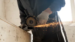 Заехал в Лемана и увидел, как мужики на расхват разбирают болгарки по цене детского подарка, показываю что за инструмент