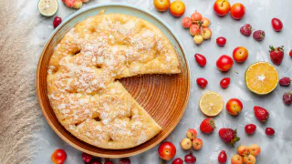 Эту шарлотку летом готовлю каждый день: Никаких гор яиц в тесте — понадобится всего одно, а эффект — просто вау