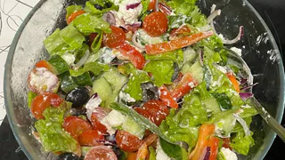 Не просто салат, а нереальный кайф: нарезаем крабовые палочки и смешиваем с сыром — гора вкусноты готова