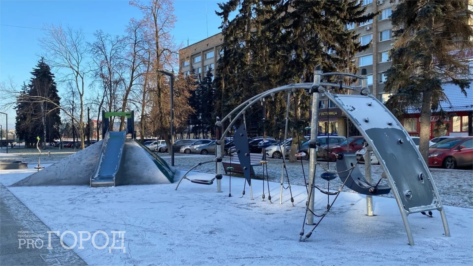 Жители Пензы возмущены сбросом грязного снега на детскую площадку